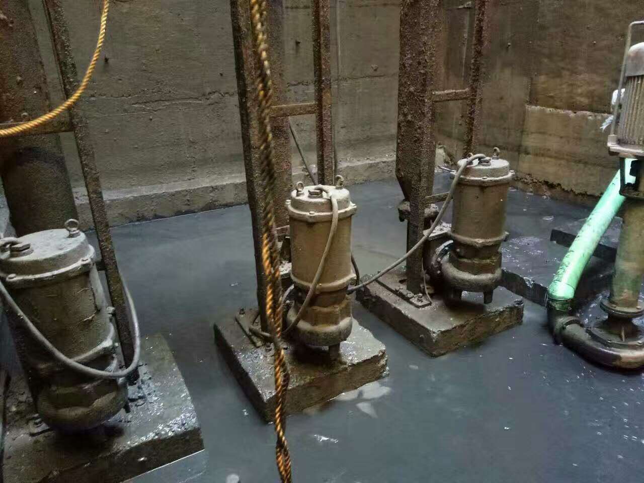 郑场镇污水池清理