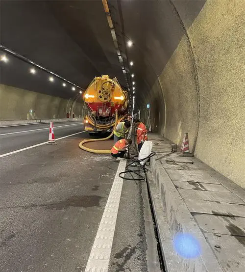 郑场镇隧道排水渠清淤